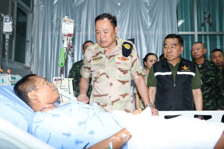 Read more about the article นายกฯ เยี่ยมทหารบาดเจ็บ เห็นใจ พร้อมรับผิดชอบดูแลเต็มที่